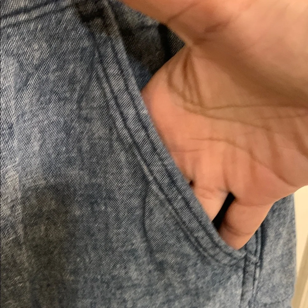 Vintage Levi’s Blue Cargo Shorts Relaxed Fit in size 34